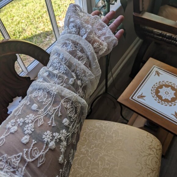 CREAM Embroidered Opera Length Gloves NEW - Picture 3 of 5